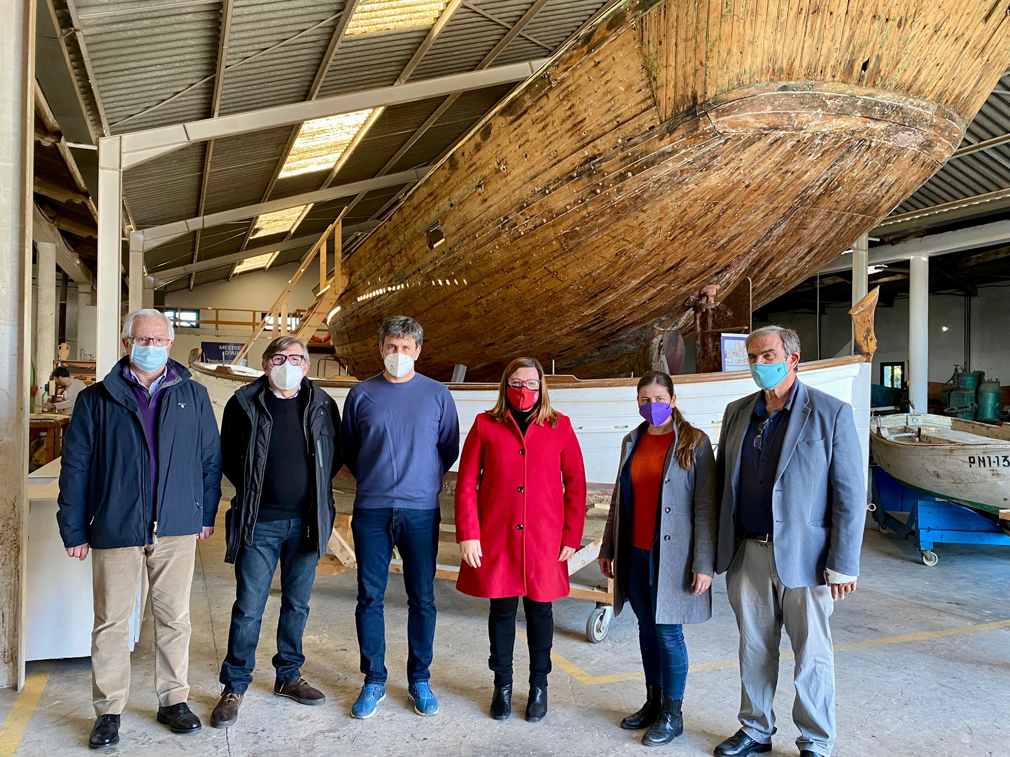 Foto de família abans de la signatura del conveni de cessió d’embarcacions al Museu Marítim