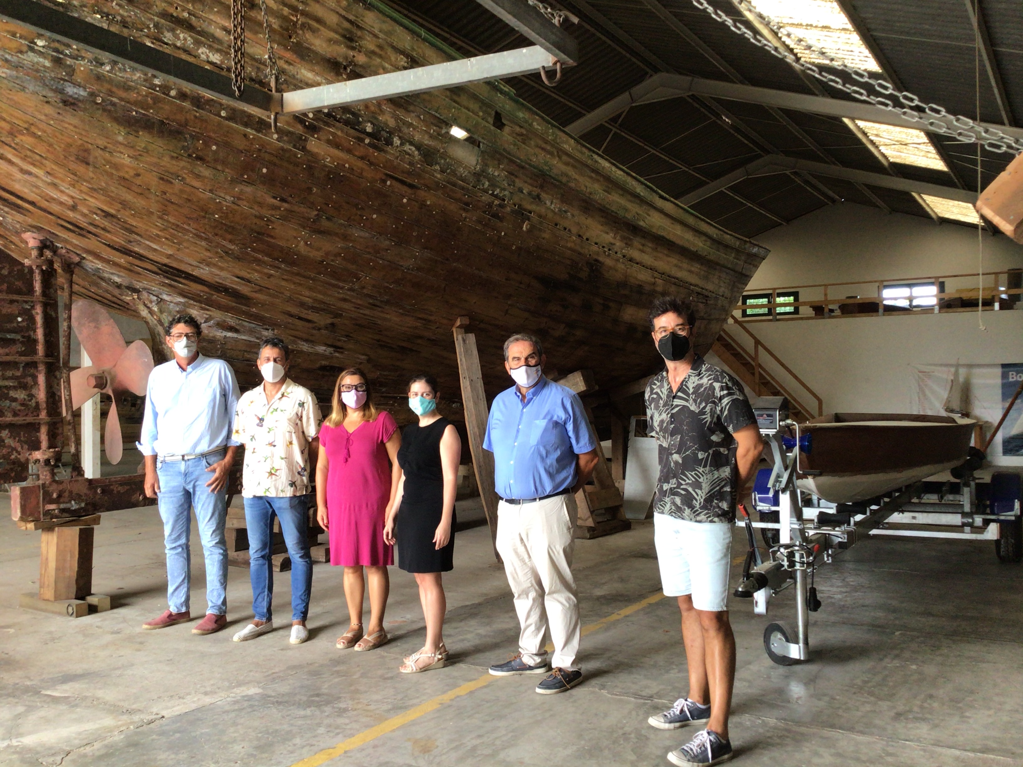 Foto de familia de partes implicadas en el convenio de maestros de azuela y Museu Marítim