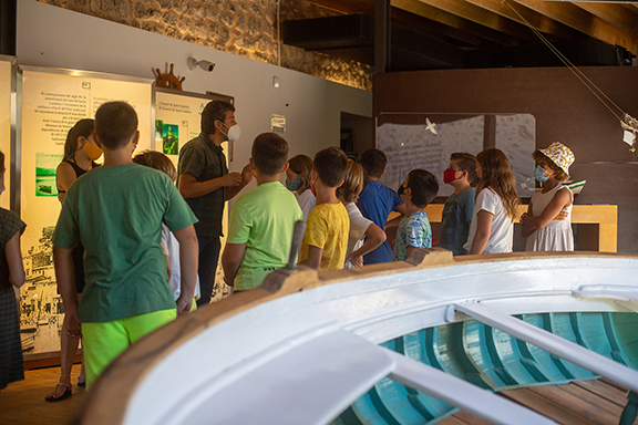 Infants i adults visiten el Museu de la Mar, i aprenen del llegat marítim rebut.